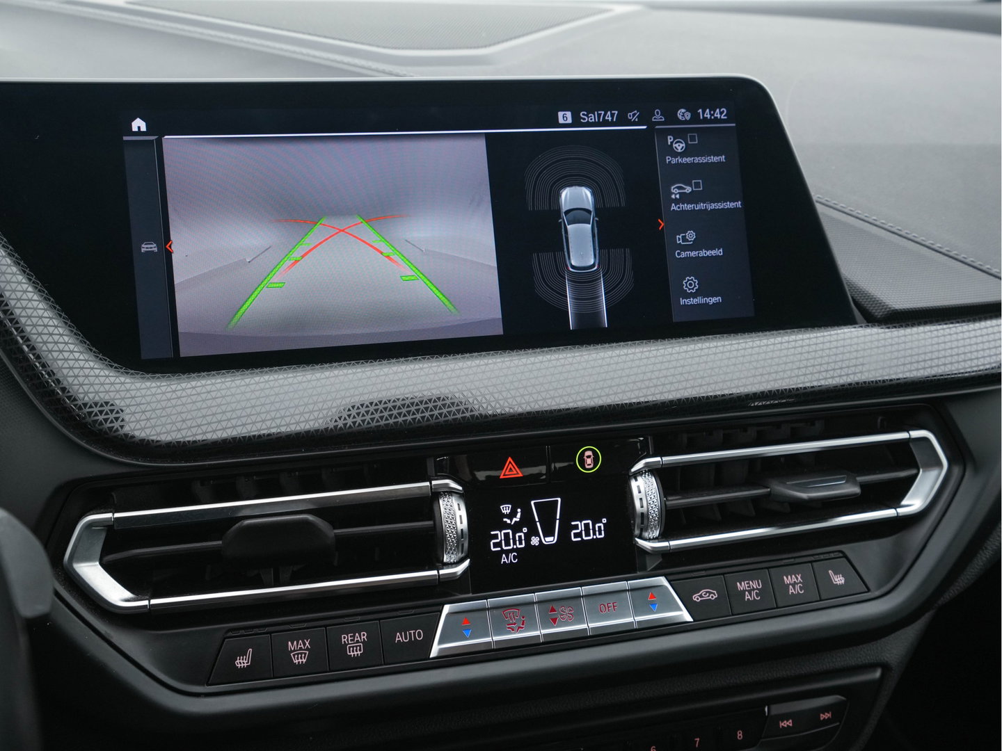 BMW 1-serie 118i High Executive Edition Sport-Line (INCL-BTW) *LEATHER | DIGI-COCKPIT | HARMAN/KARDON | FULL-LED | KEYLESS | NAVI-FULLMAP | DAB | CAMERA | ECC | CARPLAY | PDC | AMBIENTLIGHT | CRUISE | HEATED-SPORTSEATS | PRIVACY-GLASS | 17"AL