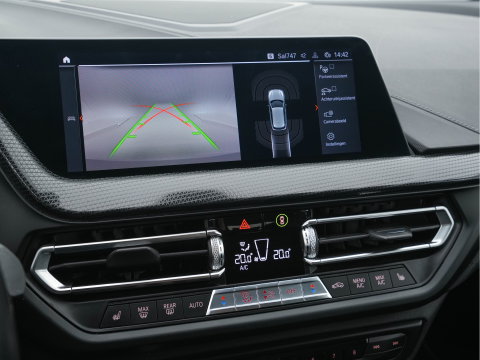 BMW 1-serie 118i High Executive Edition Sport-Line (INCL-BTW) *LEATHER | DIGI-COCKPIT | HARMAN/KARDON | FULL-LED | KEYLESS | NAVI-FULLMAP | DAB | CAMERA | ECC | CARPLAY | PDC | AMBIENTLIGHT | CRUISE | HEATED-SPORTSEATS | PRIVACY-GLASS | 17"AL