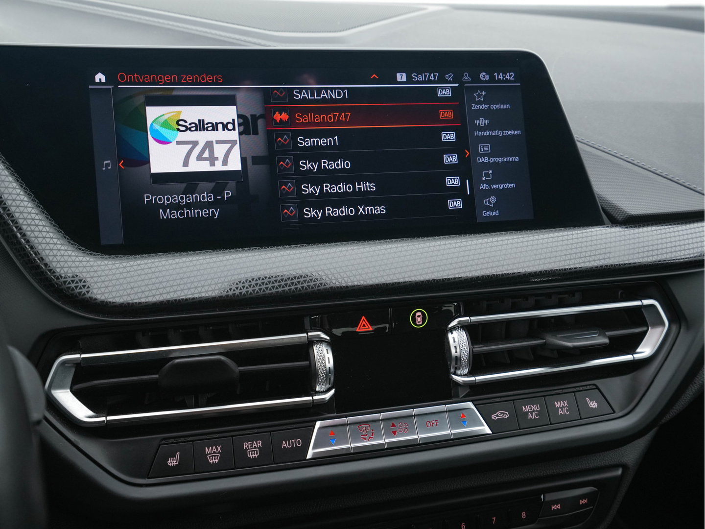 BMW 1-serie 118i High Executive Edition Sport-Line (INCL-BTW) *LEATHER | DIGI-COCKPIT | HARMAN/KARDON | FULL-LED | KEYLESS | NAVI-FULLMAP | DAB | CAMERA | ECC | CARPLAY | PDC | AMBIENTLIGHT | CRUISE | HEATED-SPORTSEATS | PRIVACY-GLASS | 17"AL