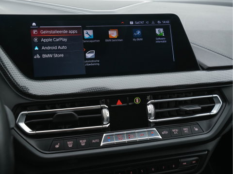 BMW 1-serie 118i High Executive Edition Sport-Line (INCL-BTW) *LEATHER | DIGI-COCKPIT | HARMAN/KARDON | FULL-LED | KEYLESS | NAVI-FULLMAP | DAB | CAMERA | ECC | CARPLAY | PDC | AMBIENTLIGHT | CRUISE | HEATED-SPORTSEATS | PRIVACY-GLASS | 17"AL
