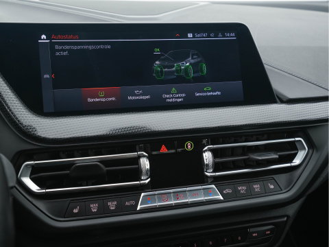 BMW 1-serie 118i High Executive Edition Sport-Line (INCL-BTW) *LEATHER | DIGI-COCKPIT | HARMAN/KARDON | FULL-LED | KEYLESS | NAVI-FULLMAP | DAB | CAMERA | ECC | CARPLAY | PDC | AMBIENTLIGHT | CRUISE | HEATED-SPORTSEATS | PRIVACY-GLASS | 17"AL