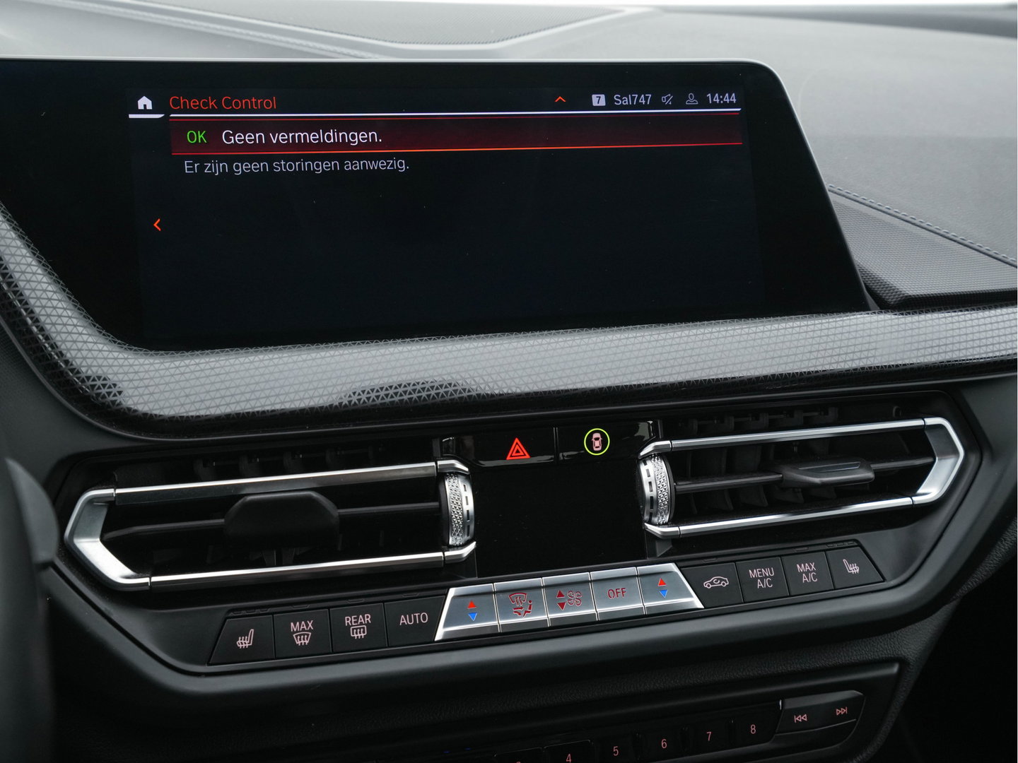 BMW 1-serie 118i High Executive Edition Sport-Line (INCL-BTW) *LEATHER | DIGI-COCKPIT | HARMAN/KARDON | FULL-LED | KEYLESS | NAVI-FULLMAP | DAB | CAMERA | ECC | CARPLAY | PDC | AMBIENTLIGHT | CRUISE | HEATED-SPORTSEATS | PRIVACY-GLASS | 17"AL