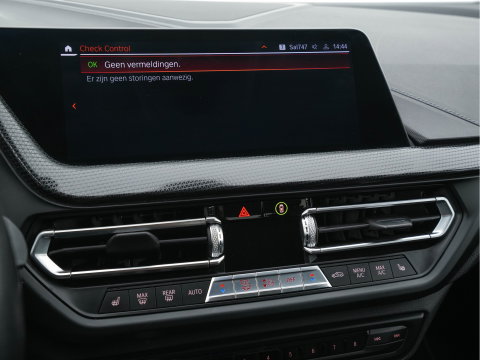 BMW 1-serie 118i High Executive Edition Sport-Line (INCL-BTW) *LEATHER | DIGI-COCKPIT | HARMAN/KARDON | FULL-LED | KEYLESS | NAVI-FULLMAP | DAB | CAMERA | ECC | CARPLAY | PDC | AMBIENTLIGHT | CRUISE | HEATED-SPORTSEATS | PRIVACY-GLASS | 17"AL