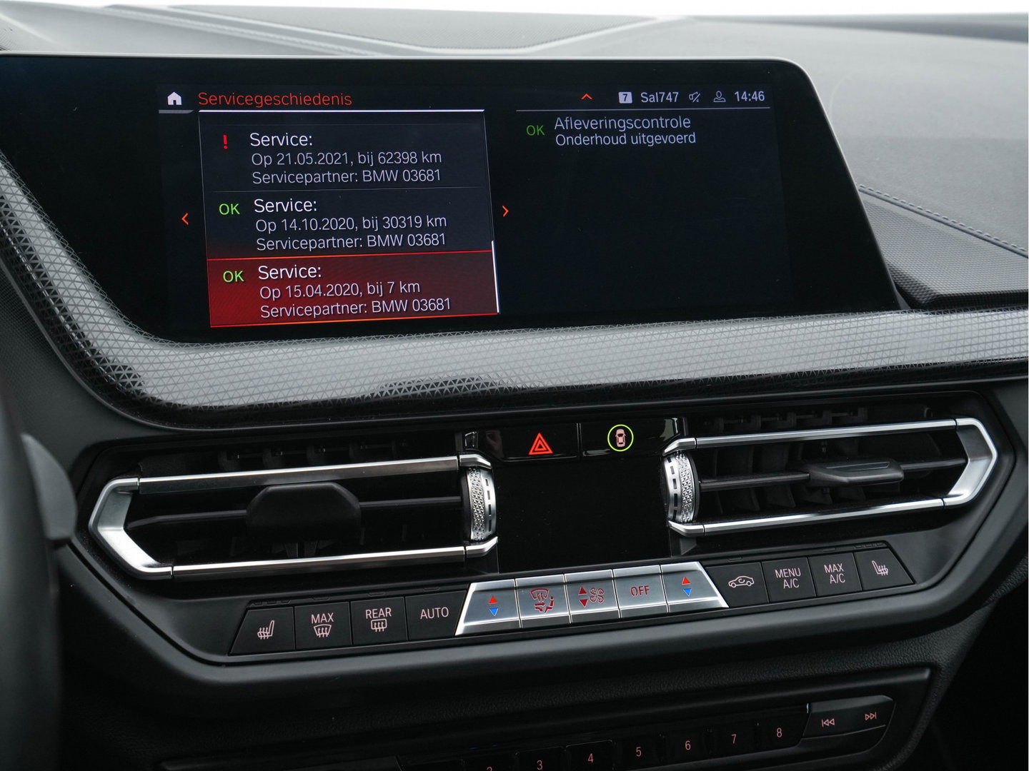 BMW 1-serie 118i High Executive Edition Sport-Line (INCL-BTW) *LEATHER | DIGI-COCKPIT | HARMAN/KARDON | FULL-LED | KEYLESS | NAVI-FULLMAP | DAB | CAMERA | ECC | CARPLAY | PDC | AMBIENTLIGHT | CRUISE | HEATED-SPORTSEATS | PRIVACY-GLASS | 17"AL