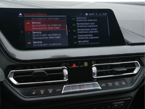 BMW 1-serie 118i High Executive Edition Sport-Line (INCL-BTW) *LEATHER | DIGI-COCKPIT | HARMAN/KARDON | FULL-LED | KEYLESS | NAVI-FULLMAP | DAB | CAMERA | ECC | CARPLAY | PDC | AMBIENTLIGHT | CRUISE | HEATED-SPORTSEATS | PRIVACY-GLASS | 17"AL