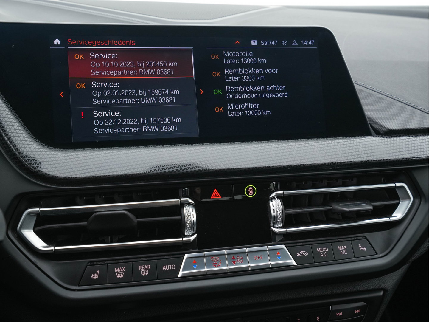 BMW 1-serie 118i High Executive Edition Sport-Line (INCL-BTW) *LEATHER | DIGI-COCKPIT | HARMAN/KARDON | FULL-LED | KEYLESS | NAVI-FULLMAP | DAB | CAMERA | ECC | CARPLAY | PDC | AMBIENTLIGHT | CRUISE | HEATED-SPORTSEATS | PRIVACY-GLASS | 17"AL