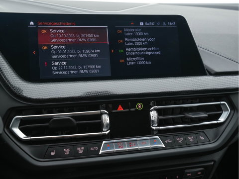 BMW 1-serie 118i High Executive Edition Sport-Line (INCL-BTW) *LEATHER | DIGI-COCKPIT | HARMAN/KARDON | FULL-LED | KEYLESS | NAVI-FULLMAP | DAB | CAMERA | ECC | CARPLAY | PDC | AMBIENTLIGHT | CRUISE | HEATED-SPORTSEATS | PRIVACY-GLASS | 17"AL