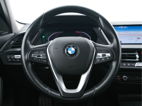BMW 1-serie 118i High Executive Edition Sport-Line (INCL-BTW) *LEATHER | DIGI-COCKPIT | HARMAN/KARDON | FULL-LED | KEYLESS | NAVI-FULLMAP | DAB | CAMERA | ECC | CARPLAY | PDC | AMBIENTLIGHT | CRUISE | HEATED-SPORTSEATS | PRIVACY-GLASS | 17"AL