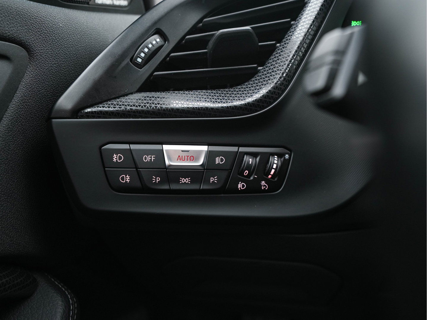 BMW 1-serie 118i High Executive Edition Sport-Line (INCL-BTW) *LEATHER | DIGI-COCKPIT | HARMAN/KARDON | FULL-LED | KEYLESS | NAVI-FULLMAP | DAB | CAMERA | ECC | CARPLAY | PDC | AMBIENTLIGHT | CRUISE | HEATED-SPORTSEATS | PRIVACY-GLASS | 17"AL