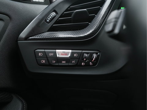 BMW 1-serie 118i High Executive Edition Sport-Line (INCL-BTW) *LEATHER | DIGI-COCKPIT | HARMAN/KARDON | FULL-LED | KEYLESS | NAVI-FULLMAP | DAB | CAMERA | ECC | CARPLAY | PDC | AMBIENTLIGHT | CRUISE | HEATED-SPORTSEATS | PRIVACY-GLASS | 17"AL