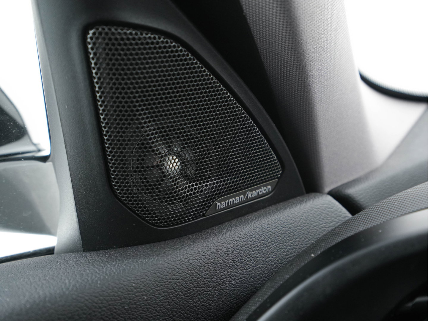 BMW 1-serie 118i High Executive Edition Sport-Line (INCL-BTW) *LEATHER | DIGI-COCKPIT | HARMAN/KARDON | FULL-LED | KEYLESS | NAVI-FULLMAP | DAB | CAMERA | ECC | CARPLAY | PDC | AMBIENTLIGHT | CRUISE | HEATED-SPORTSEATS | PRIVACY-GLASS | 17"AL