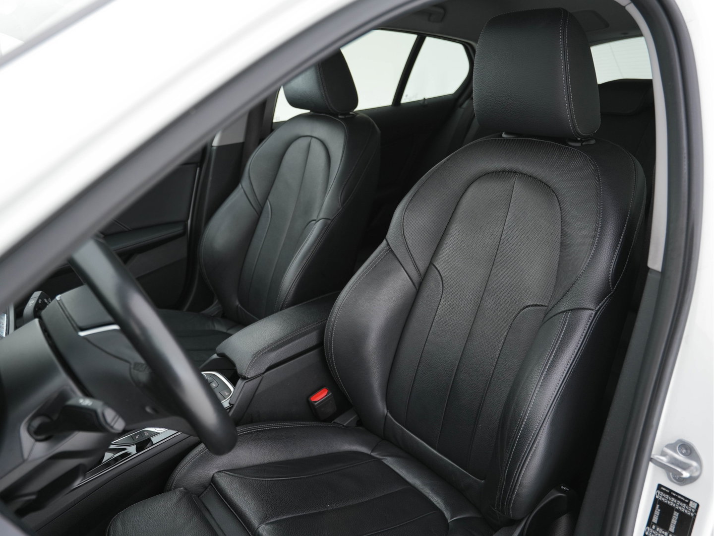 BMW 1-serie 118i High Executive Edition Sport-Line (INCL-BTW) *LEATHER | DIGI-COCKPIT | HARMAN/KARDON | FULL-LED | KEYLESS | NAVI-FULLMAP | DAB | CAMERA | ECC | CARPLAY | PDC | AMBIENTLIGHT | CRUISE | HEATED-SPORTSEATS | PRIVACY-GLASS | 17"AL
