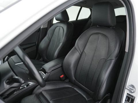 BMW 1-serie 118i High Executive Edition Sport-Line (INCL-BTW) *LEATHER | DIGI-COCKPIT | HARMAN/KARDON | FULL-LED | KEYLESS | NAVI-FULLMAP | DAB | CAMERA | ECC | CARPLAY | PDC | AMBIENTLIGHT | CRUISE | HEATED-SPORTSEATS | PRIVACY-GLASS | 17"AL
