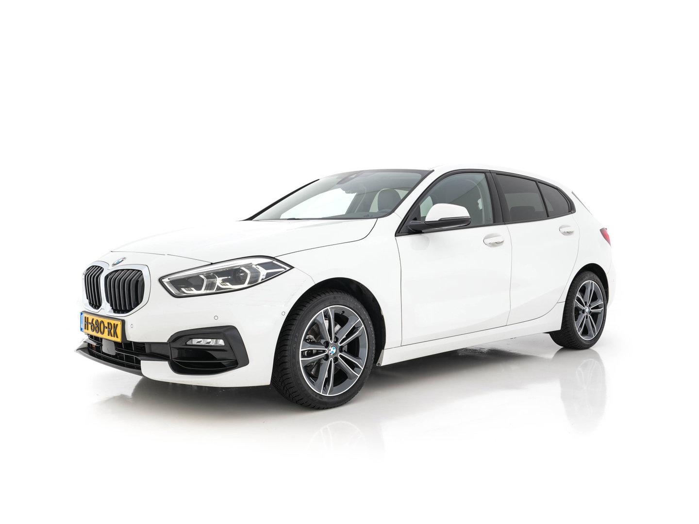 BMW 1-serie 118i High Executive Edition Sport-Line (INCL-BTW) *LEATHER | DIGI-COCKPIT | HARMAN/KARDON | FULL-LED | KEYLESS | NAVI-FULLMAP | DAB | CAMERA | ECC | CARPLAY | PDC | AMBIENTLIGHT | CRUISE | HEATED-SPORTSEATS | PRIVACY-GLASS | 17"AL