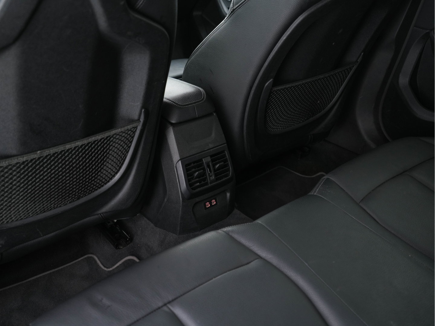 BMW 1-serie 118i High Executive Edition Sport-Line (INCL-BTW) *LEATHER | DIGI-COCKPIT | HARMAN/KARDON | FULL-LED | KEYLESS | NAVI-FULLMAP | DAB | CAMERA | ECC | CARPLAY | PDC | AMBIENTLIGHT | CRUISE | HEATED-SPORTSEATS | PRIVACY-GLASS | 17"AL