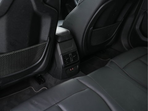 BMW 1-serie 118i High Executive Edition Sport-Line (INCL-BTW) *LEATHER | DIGI-COCKPIT | HARMAN/KARDON | FULL-LED | KEYLESS | NAVI-FULLMAP | DAB | CAMERA | ECC | CARPLAY | PDC | AMBIENTLIGHT | CRUISE | HEATED-SPORTSEATS | PRIVACY-GLASS | 17"AL