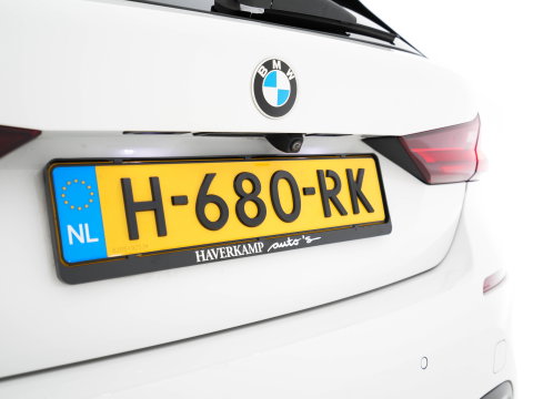 BMW 1-serie 118i High Executive Edition Sport-Line (INCL-BTW) *LEATHER | DIGI-COCKPIT | HARMAN/KARDON | FULL-LED | KEYLESS | NAVI-FULLMAP | DAB | CAMERA | ECC | CARPLAY | PDC | AMBIENTLIGHT | CRUISE | HEATED-SPORTSEATS | PRIVACY-GLASS | 17"AL