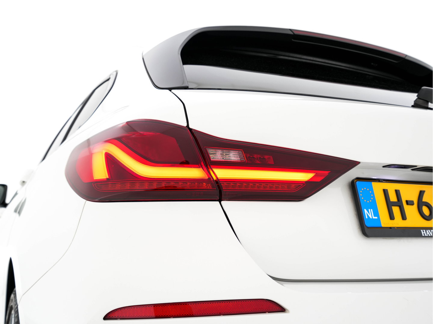 BMW 1-serie 118i High Executive Edition Sport-Line (INCL-BTW) *LEATHER | DIGI-COCKPIT | HARMAN/KARDON | FULL-LED | KEYLESS | NAVI-FULLMAP | DAB | CAMERA | ECC | CARPLAY | PDC | AMBIENTLIGHT | CRUISE | HEATED-SPORTSEATS | PRIVACY-GLASS | 17"AL