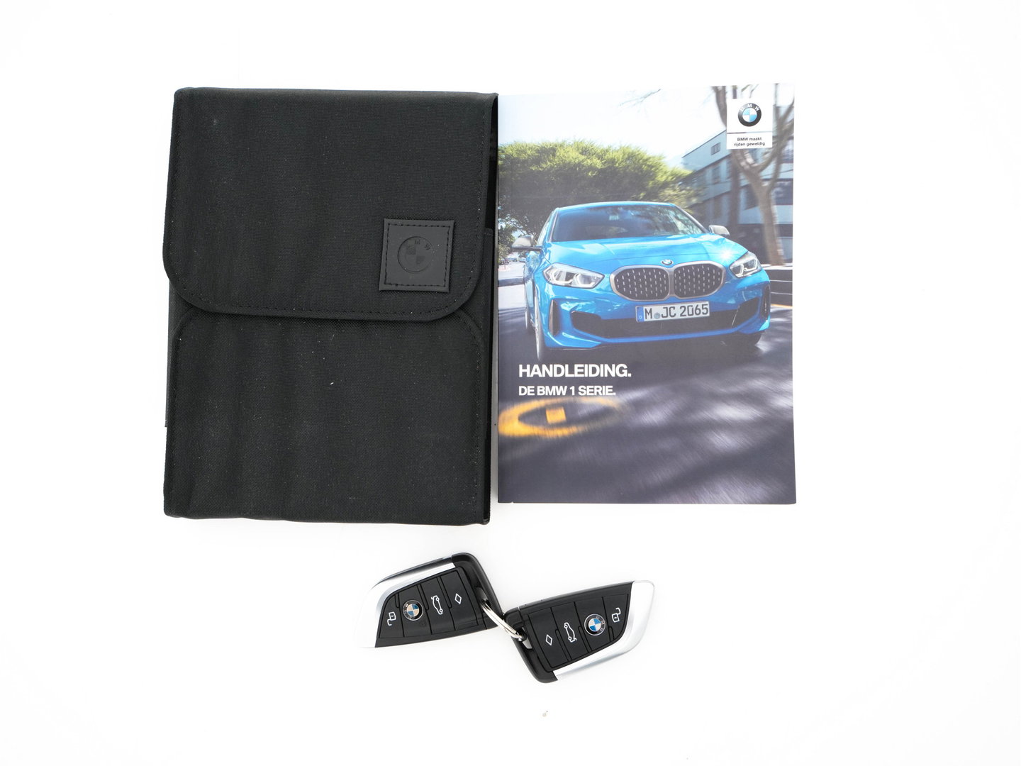 BMW 1-serie 118i High Executive Edition Sport-Line (INCL-BTW) *LEATHER | DIGI-COCKPIT | HARMAN/KARDON | FULL-LED | KEYLESS | NAVI-FULLMAP | DAB | CAMERA | ECC | CARPLAY | PDC | AMBIENTLIGHT | CRUISE | HEATED-SPORTSEATS | PRIVACY-GLASS | 17"AL