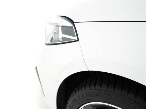 BMW 1-serie 118i High Executive Edition Sport-Line (INCL-BTW) *LEATHER | DIGI-COCKPIT | HARMAN/KARDON | FULL-LED | KEYLESS | NAVI-FULLMAP | DAB | CAMERA | ECC | CARPLAY | PDC | AMBIENTLIGHT | CRUISE | HEATED-SPORTSEATS | PRIVACY-GLASS | 17"AL