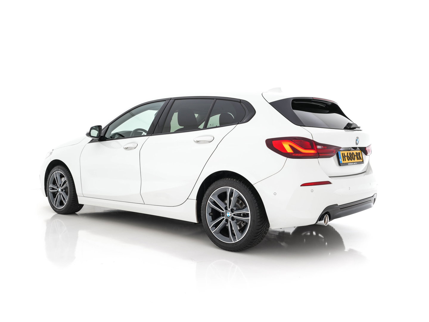 BMW 1-serie 118i High Executive Edition Sport-Line (INCL-BTW) *LEATHER | DIGI-COCKPIT | HARMAN/KARDON | FULL-LED | KEYLESS | NAVI-FULLMAP | DAB | CAMERA | ECC | CARPLAY | PDC | AMBIENTLIGHT | CRUISE | HEATED-SPORTSEATS | PRIVACY-GLASS | 17"AL