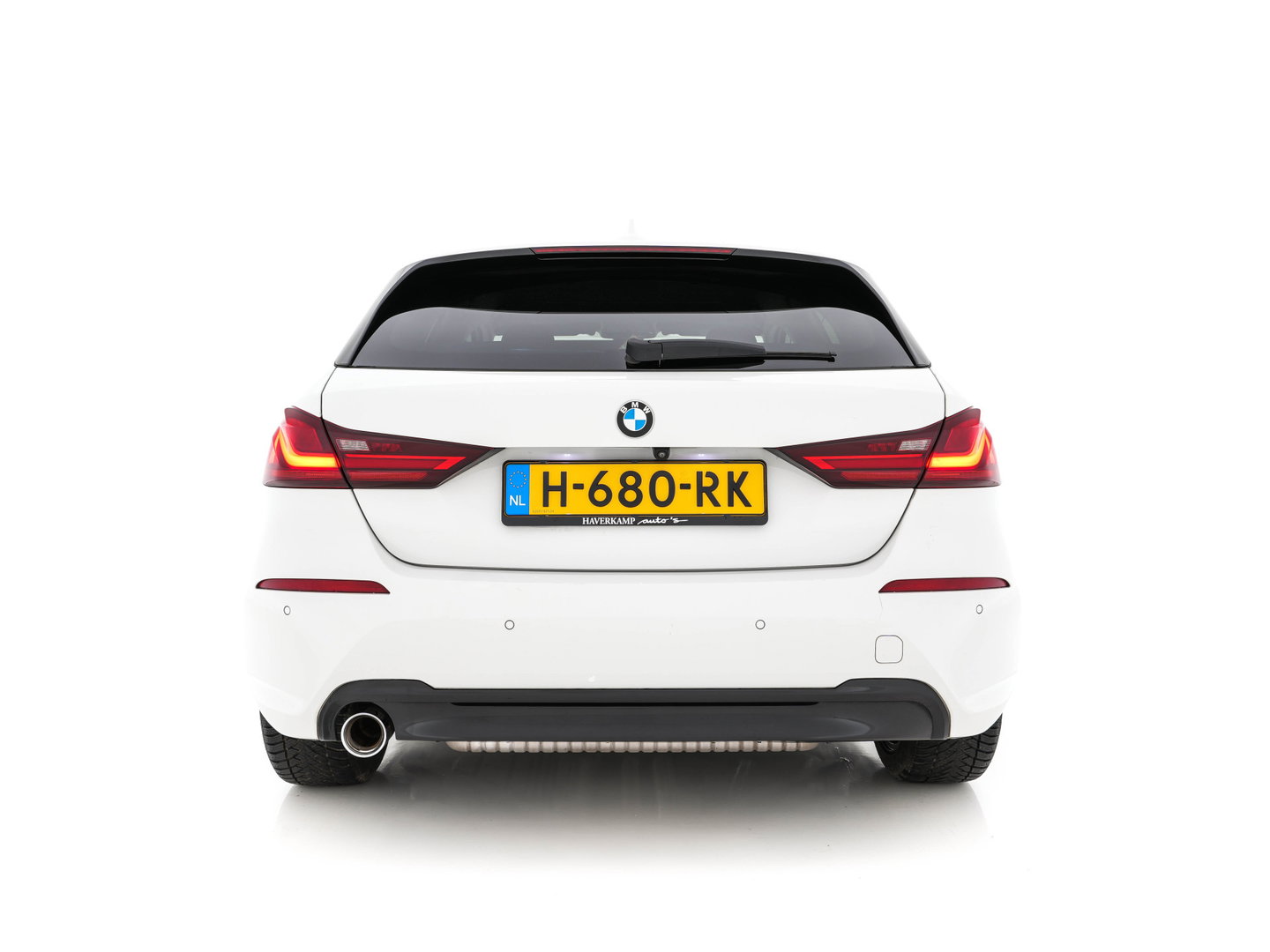 BMW 1-serie 118i High Executive Edition Sport-Line (INCL-BTW) *LEATHER | DIGI-COCKPIT | HARMAN/KARDON | FULL-LED | KEYLESS | NAVI-FULLMAP | DAB | CAMERA | ECC | CARPLAY | PDC | AMBIENTLIGHT | CRUISE | HEATED-SPORTSEATS | PRIVACY-GLASS | 17"AL