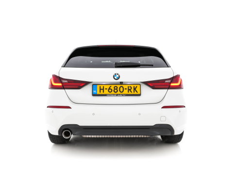 BMW 1-serie 118i High Executive Edition Sport-Line (INCL-BTW) *LEATHER | DIGI-COCKPIT | HARMAN/KARDON | FULL-LED | KEYLESS | NAVI-FULLMAP | DAB | CAMERA | ECC | CARPLAY | PDC | AMBIENTLIGHT | CRUISE | HEATED-SPORTSEATS | PRIVACY-GLASS | 17"AL