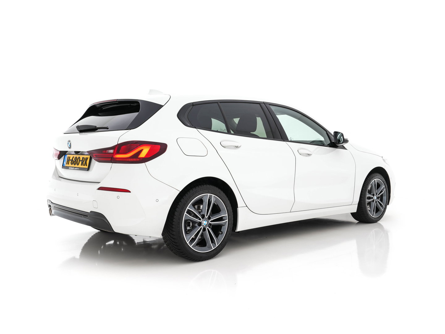 BMW 1-serie 118i High Executive Edition Sport-Line (INCL-BTW) *LEATHER | DIGI-COCKPIT | HARMAN/KARDON | FULL-LED | KEYLESS | NAVI-FULLMAP | DAB | CAMERA | ECC | CARPLAY | PDC | AMBIENTLIGHT | CRUISE | HEATED-SPORTSEATS | PRIVACY-GLASS | 17"AL