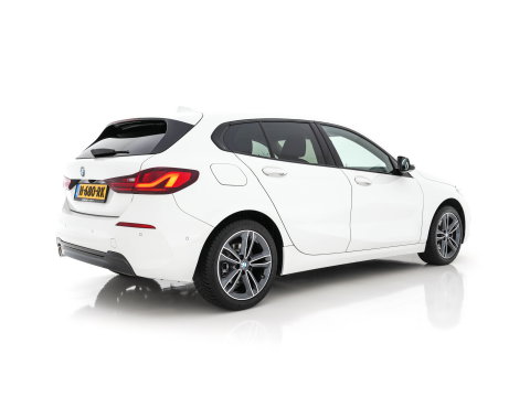 BMW 1-serie 118i High Executive Edition Sport-Line (INCL-BTW) *LEATHER | DIGI-COCKPIT | HARMAN/KARDON | FULL-LED | KEYLESS | NAVI-FULLMAP | DAB | CAMERA | ECC | CARPLAY | PDC | AMBIENTLIGHT | CRUISE | HEATED-SPORTSEATS | PRIVACY-GLASS | 17"AL