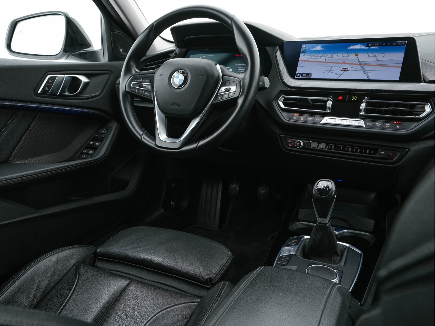 BMW 1-serie 118i High Executive Edition Sport-Line (INCL-BTW) *LEATHER | DIGI-COCKPIT | HARMAN/KARDON | FULL-LED | KEYLESS | NAVI-FULLMAP | DAB | CAMERA | ECC | CARPLAY | PDC | AMBIENTLIGHT | CRUISE | HEATED-SPORTSEATS | PRIVACY-GLASS | 17"AL