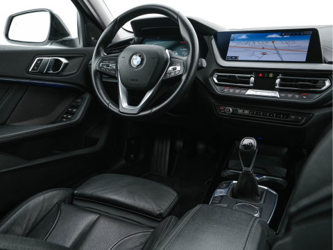 BMW 1-serie 118i High Executive Edition Sport-Line (INCL-BTW) *LEATHER | DIGI-COCKPIT | HARMAN/KARDON | FULL-LED | KEYLESS | NAVI-FULLMAP | DAB | CAMERA | ECC | CARPLAY | PDC | AMBIENTLIGHT | CRUISE | HEATED-SPORTSEATS | PRIVACY-GLASS | 17"AL