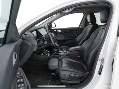 BMW 1-serie 118i High Executive Edition Sport-Line (INCL-BTW) *LEATHER | DIGI-COCKPIT | HARMAN/KARDON | FULL-LED | KEYLESS | NAVI-FULLMAP | DAB | CAMERA | ECC | CARPLAY | PDC | AMBIENTLIGHT | CRUISE | HEATED-SPORTSEATS | PRIVACY-GLASS | 17"AL