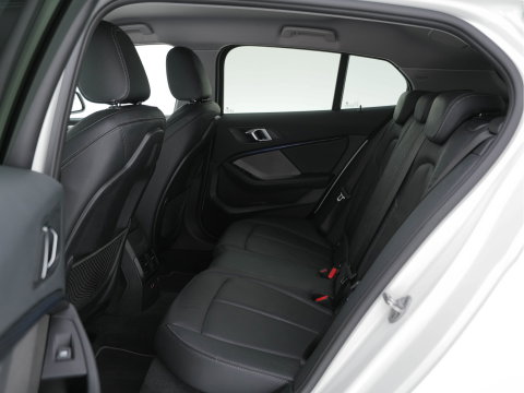 BMW 1-serie 118i High Executive Edition Sport-Line (INCL-BTW) *LEATHER | DIGI-COCKPIT | HARMAN/KARDON | FULL-LED | KEYLESS | NAVI-FULLMAP | DAB | CAMERA | ECC | CARPLAY | PDC | AMBIENTLIGHT | CRUISE | HEATED-SPORTSEATS | PRIVACY-GLASS | 17"AL