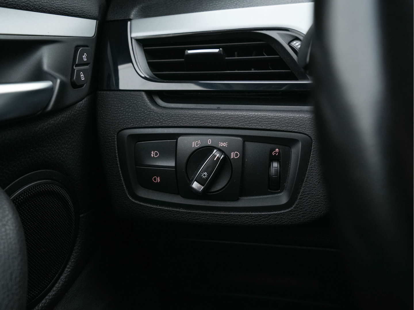 BMW X1 sDrive16d Centennial High Executive *LEATHER | NAVI-FULLMAP | HIFI-SOUND | FULL-LED | HEAD-UP | DAB | PRIVACY-GLASS | ECC | PDC | CRUISE | HEATED-COMFORTSEATS | TOWBAR | KEYLESS | 17"ALU*