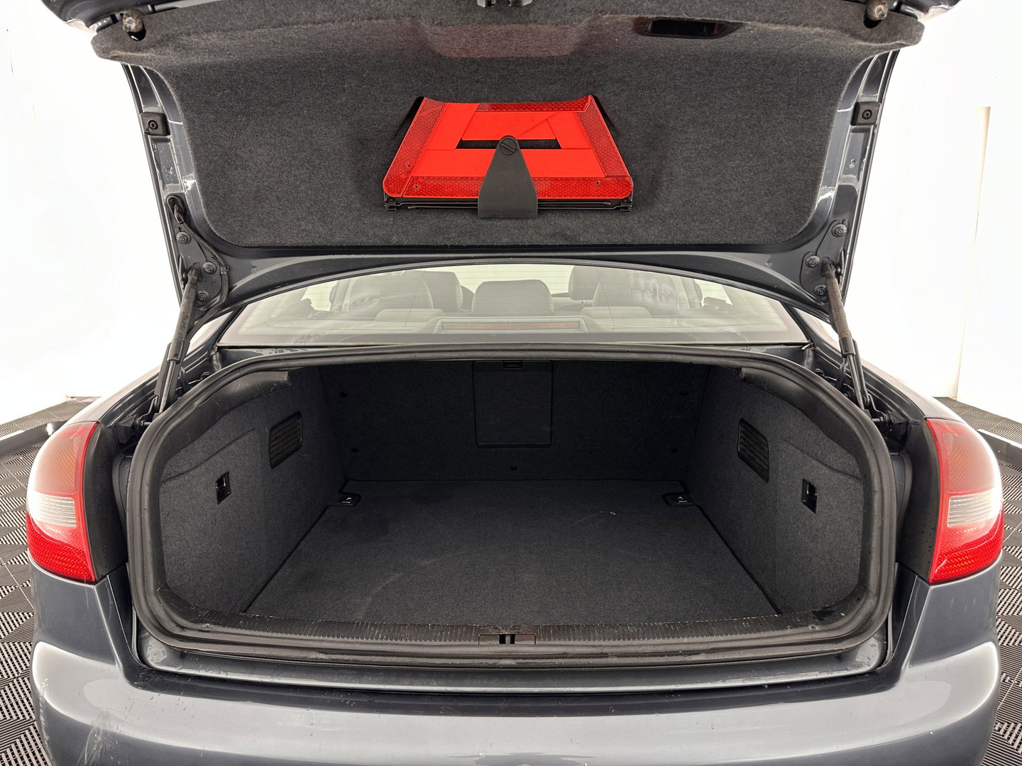 Audi A6 Limousine 2.4 MT (⚠️) Aut. *LEATHER | ECC | PDC | CRUISE | RADIO-CD | COMFORT-SEATS | 17"ALU*