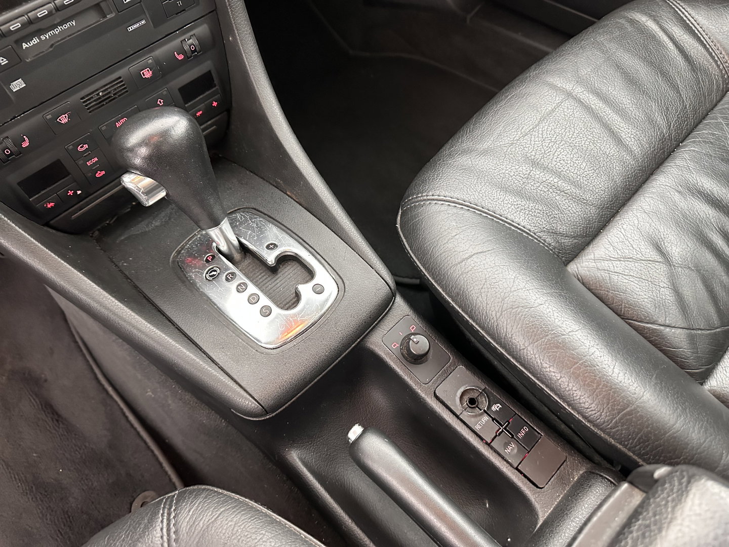 Audi A6 Limousine 2.4 MT (⚠️) Aut. *LEATHER | ECC | PDC | CRUISE | RADIO-CD | COMFORT-SEATS | 17"ALU*