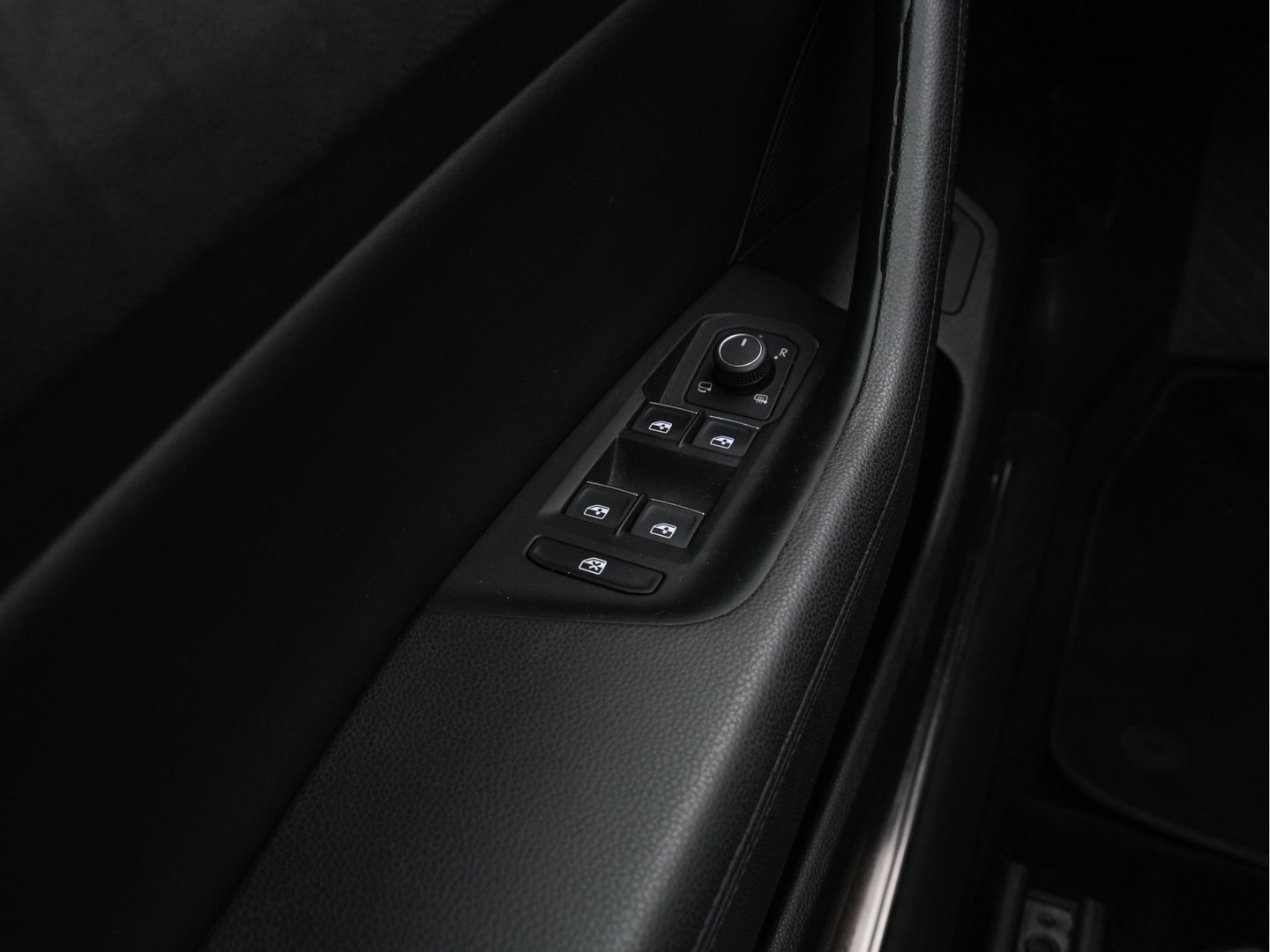 Volkswagen Passat Variant 2.0 BiTDI 4Motion Highline (INCL-BTW) Aut. *PANO | ADAPTIVE-CRUISE | DIGI-COCKPIT | NAVI-FULLMAP | LEATHER-ALCANTARA | FULL-LED | ERGONOMIC-COMFORTSEATS | KEYLESS | ECC | PARKPILOT | TOWBAR | 17''ALU*