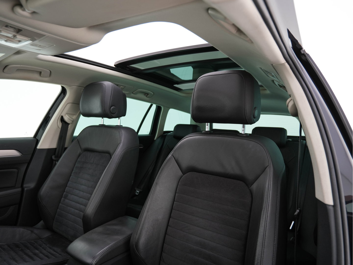 Volkswagen Passat Variant 2.0 BiTDI 4Motion Highline (INCL-BTW) Aut. *PANO | ADAPTIVE-CRUISE | DIGI-COCKPIT | NAVI-FULLMAP | LEATHER-ALCANTARA | FULL-LED | ERGONOMIC-COMFORTSEATS | KEYLESS | ECC | PARKPILOT | TOWBAR | 17''ALU*