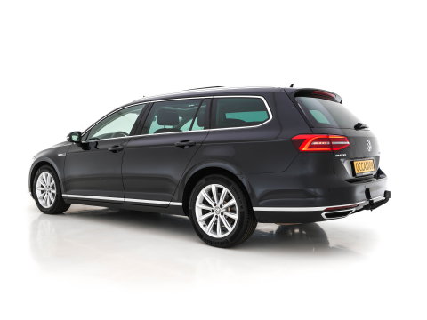 Volkswagen Passat Variant 2.0 BiTDI 4Motion Highline (INCL-BTW) Aut. *PANO | ADAPTIVE-CRUISE | DIGI-COCKPIT | NAVI-FULLMAP | LEATHER-ALCANTARA | FULL-LED | ERGONOMIC-COMFORTSEATS | KEYLESS | ECC | PARKPILOT | TOWBAR | 17''ALU*