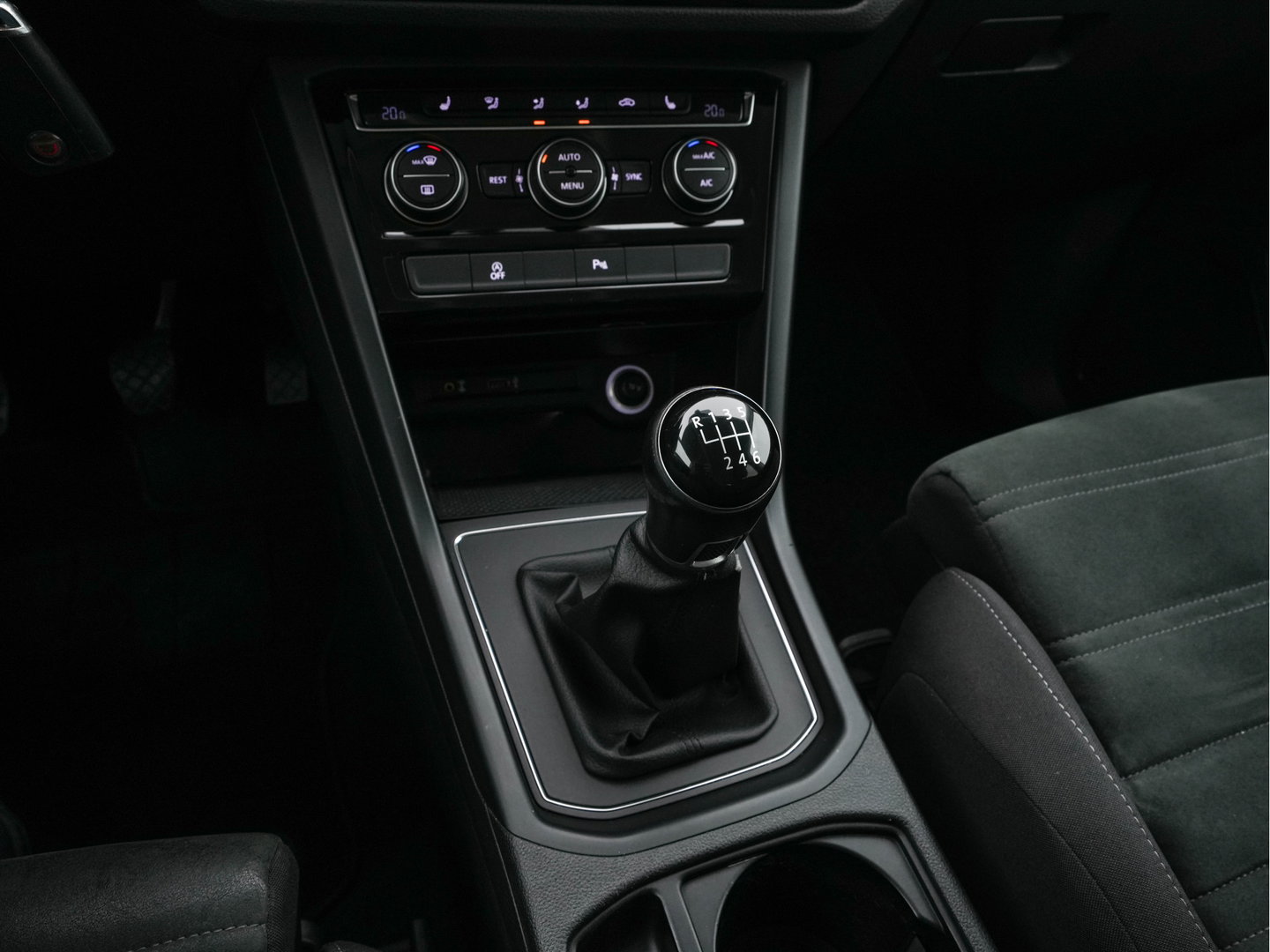 Volkswagen Touran 1.2 TSI Connected Series *NAVI-FULLMAP | HEATED-COMFORTSEATS | MASSAGE | PRIVACYGLASS | DAB | ECC | PDC | CRUISE | TOWBAR | 16''ALU*