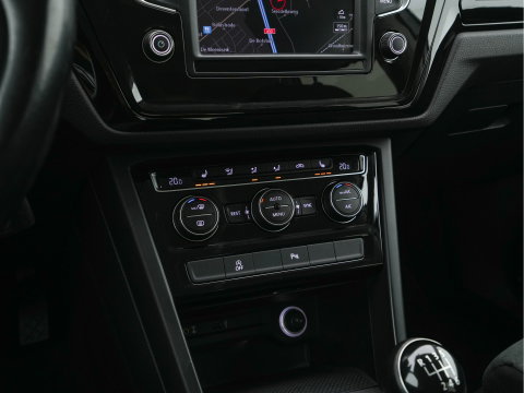 Volkswagen Touran 1.2 TSI Connected Series *NAVI-FULLMAP | HEATED-COMFORTSEATS | MASSAGE | PRIVACYGLASS | DAB | ECC | PDC | CRUISE | TOWBAR | 16''ALU*