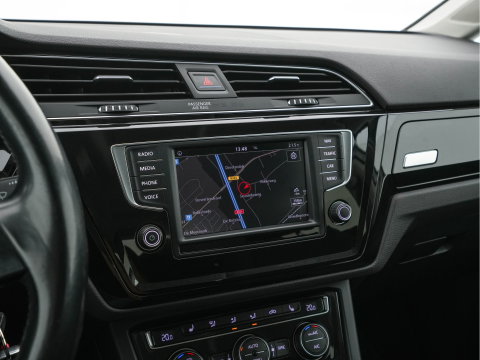 Volkswagen Touran 1.2 TSI Connected Series *NAVI-FULLMAP | HEATED-COMFORTSEATS | MASSAGE | PRIVACYGLASS | DAB | ECC | PDC | CRUISE | TOWBAR | 16''ALU*