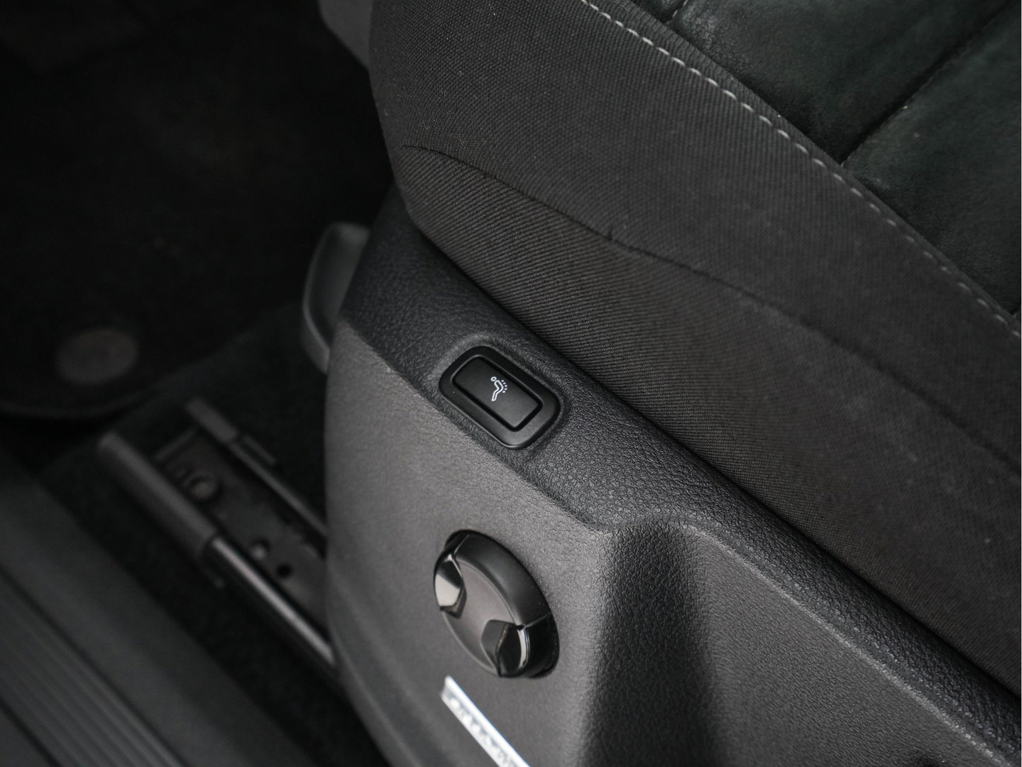 Volkswagen Touran 1.2 TSI Connected Series *NAVI-FULLMAP | HEATED-COMFORTSEATS | MASSAGE | PRIVACYGLASS | DAB | ECC | PDC | CRUISE | TOWBAR | 16''ALU*