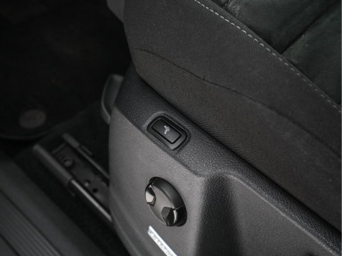 Volkswagen Touran 1.2 TSI Connected Series *NAVI-FULLMAP | HEATED-COMFORTSEATS | MASSAGE | PRIVACYGLASS | DAB | ECC | PDC | CRUISE | TOWBAR | 16''ALU*