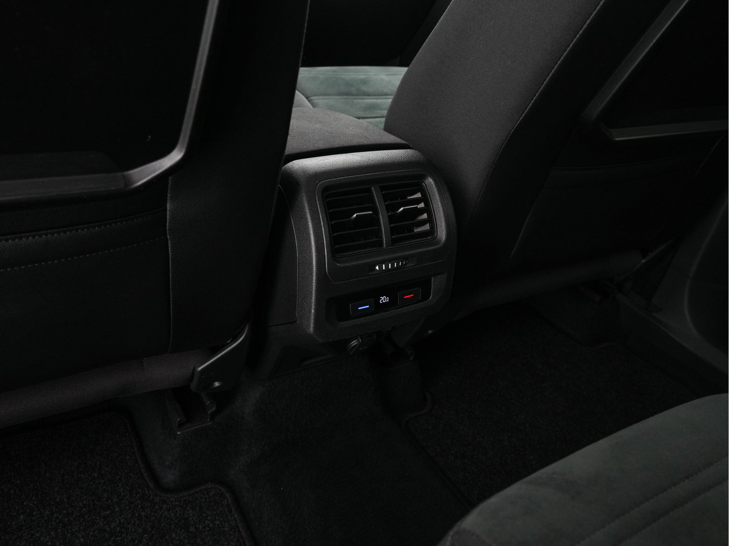Volkswagen Touran 1.2 TSI Connected Series *NAVI-FULLMAP | HEATED-COMFORTSEATS | MASSAGE | PRIVACYGLASS | DAB | ECC | PDC | CRUISE | TOWBAR | 16''ALU*