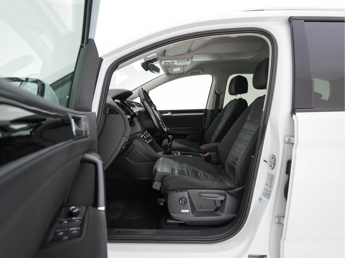 Volkswagen Touran 1.2 TSI Connected Series *NAVI-FULLMAP | HEATED-COMFORTSEATS | MASSAGE | PRIVACYGLASS | DAB | ECC | PDC | CRUISE | TOWBAR | 16''ALU*