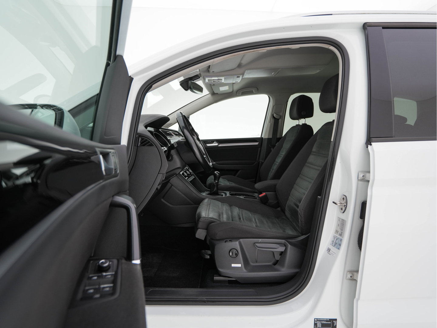 Volkswagen Touran 1.2 TSI Connected Series *NAVI-FULLMAP | HEATED-COMFORTSEATS | MASSAGE | PRIVACYGLASS | DAB | ECC | PDC | CRUISE | TOWBAR | 16''ALU*
