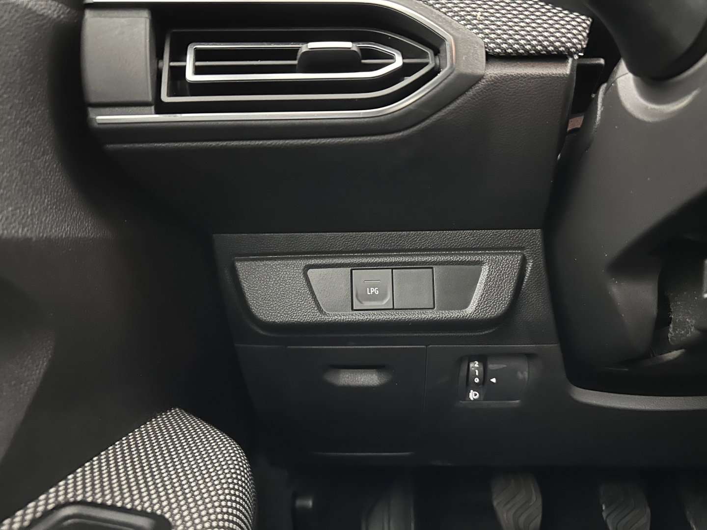 Dacia SANDERO Stepway 1.0 TCe 100 Bi-Fuel Comfort (INCL-BTW) *FULL-LED | NAVI-FULLMAP | BLINDSPOT | HEATED-COMFORTSEATS | CAMERA | KEYLESS | DAB | ECC | PDC | CRUISE | TOWBAR *