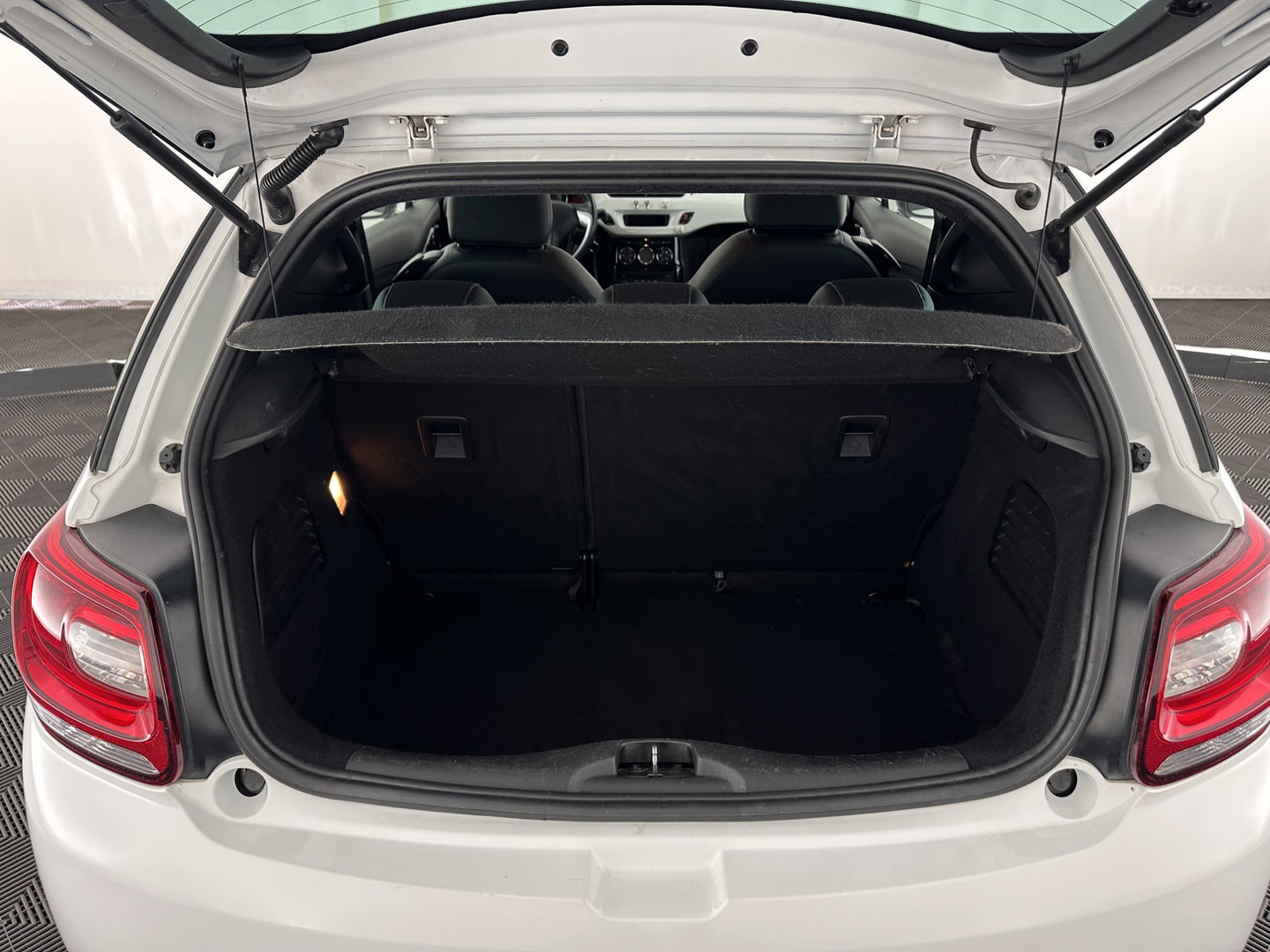 Citroën DS3 1.6 e-HDi So Chic *SPORT-SEATS | ECC | PDC | CRUISE | PRIVACY-GLASS | RADIO-CD *