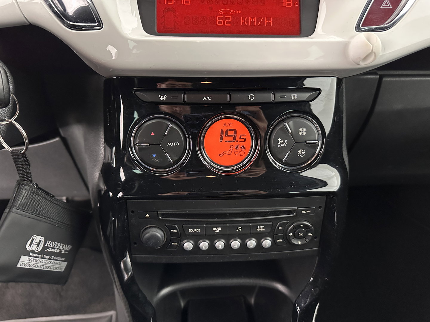 Citroën DS3 1.6 e-HDi So Chic *SPORT-SEATS | ECC | PDC | CRUISE | PRIVACY-GLASS | RADIO-CD *